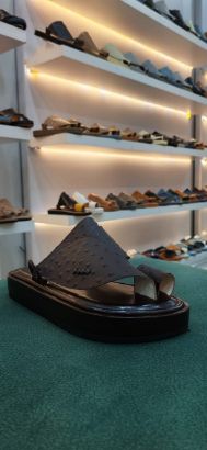 صورة حذاء شرقي جلد نعام ارضيه ملبس مريح ومانع الانزلاق